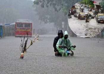 തമിഴ്‌നാട്ടില്‍ കനത്ത മഴ തുടരുന്നു: മരണം നാലായി; അഞ്ഞൂറോളം യാത്രക്കാര്‍ ട്രെയിനില്‍ കുടുങ്ങി