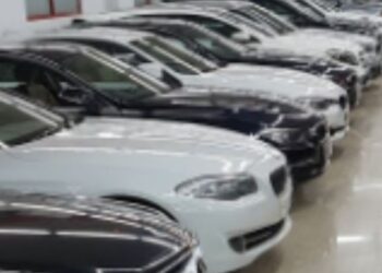 ഭാര്യയുമായി പിണങ്ങി; ഷോറൂമില്‍ നിര്‍ത്തിയിട്ടിരുന്ന 20 കാറുകള്‍ അടിച്ചുതകര്‍ത്തു