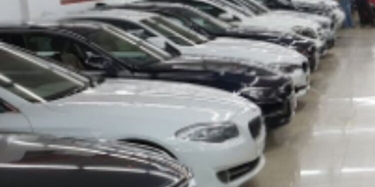 ഭാര്യയുമായി പിണങ്ങി; ഷോറൂമില്‍ നിര്‍ത്തിയിട്ടിരുന്ന 20 കാറുകള്‍ അടിച്ചുതകര്‍ത്തു