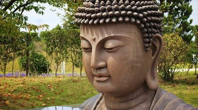 ബുദ്ധന്റെ തലയിൽ കാണുന്നത് മുടിയോ തലപ്പാവോ ?