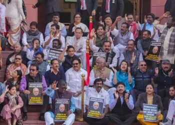 പ്രതിപക്ഷ എംപിമാരുടെ കൂട്ട സസ്‌പെന്‍ഷന്‍ തുടരുന്നു; ഇന്ന് 49, ആകെ 141