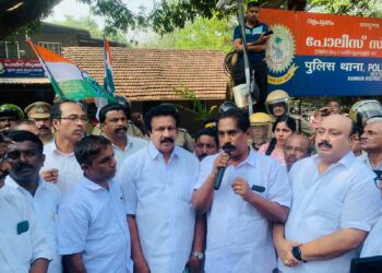 പോലീസ് സ്റ്റേഷനുകളിലേക്ക് കോൺഗ്രസ് മാർച്ച്: അടിച്ചമര്‍ത്താമെന്നത് പിണറായിയുടെ വ്യാമോഹം മാത്രമെന്ന്