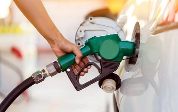 പെട്രോളിന്റെയും ഡീസലിന്റെയും എക്സൈസ് തീരുവ ലിറ്ററിന് 2 രൂപ വർദ്ധിപ്പിച്ചു, ചില്ലറ വിൽപ്പന വിലയിൽ മാറ്റമില്ല